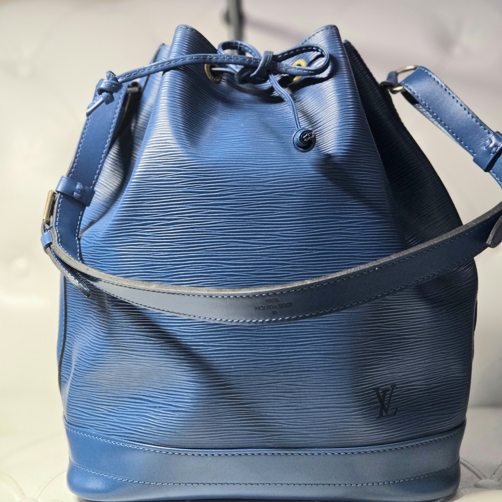 Louis Vuitton Noé MM bucket bag in Toledo Blue Epi leather. COA